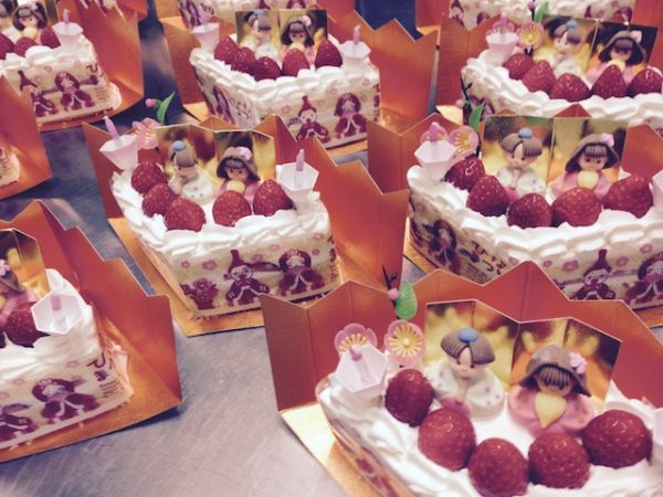 ひな祭りがやってくる 栃木県宇都宮市 Flags 美味しいケーキ 焼き菓子 しもぐりんぐ 似顔絵ケーキ ウェディングケーキ